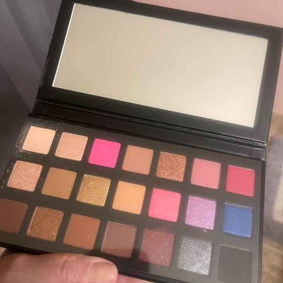 Kylie sipping pretty eye shadow palette - Picture 2 of 3